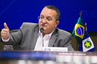 Nada será imposto, diz Taques sobre mudança no pagamento da folha